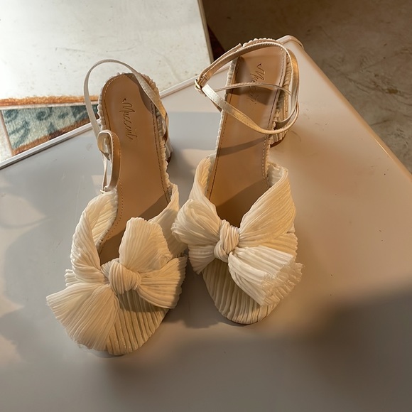 White heels - Picture 2 of 3